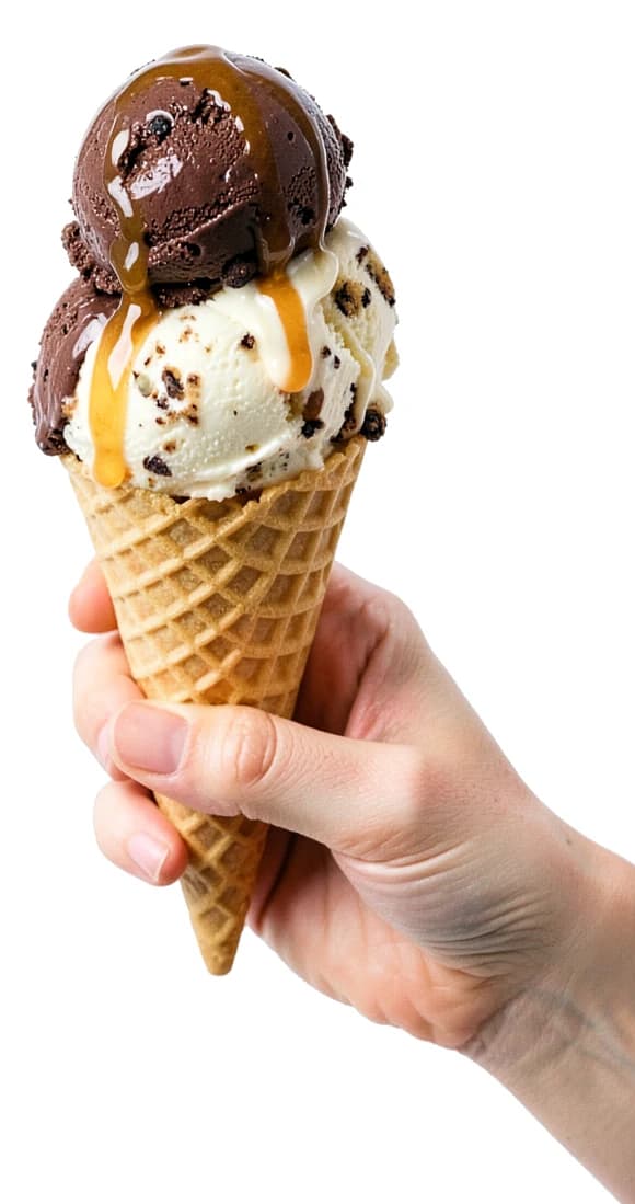 Mano sosteniendo un cucurucho de Luigi con bochas de chocolate y crema bañadas en caramelo, imagen ilustrativa.